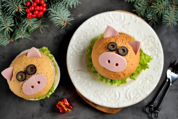 Sandwich Mit Schinken Käse Und Salat Form Eines Niedlichen Schweins — Stockfoto