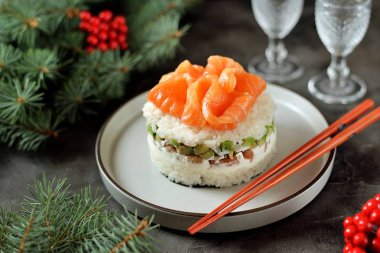 Ev yapımı suşi pasta hafifçe tuzlanmış somon, avokado, yumuşak peynir ve deniz yosunu. Noel arka plan. Kopya alanı.
