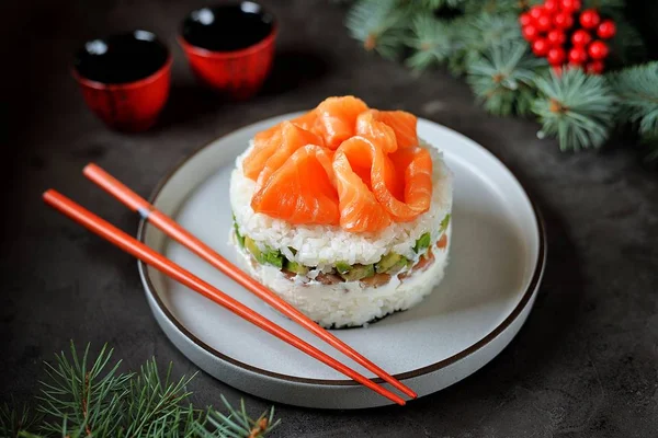 Hausgemachter Sushi Kuchen Mit Leicht Gesalzenem Lachs Avocado Weichkäse Und — Stockfoto