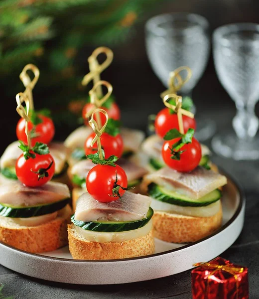 Canape Hareng Salé Concombre Pommes Terre Bouillies Tomate Cerise Sur — Photo