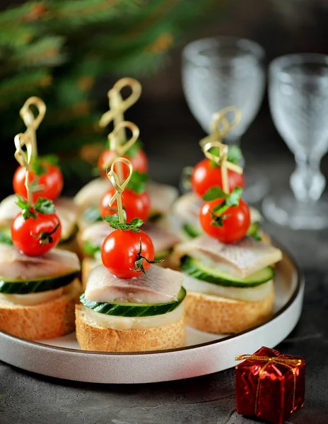 Canapé Con Arenque Salado Pepino Patatas Hervidas Tomate Cherry Croutons —  Fotos de Stock