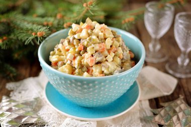 Geleneksel Rus salatası Olivier eski bir ahşap zemin üzerinde. Rus mutfak. Rustik tarzı.