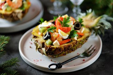 Festival salata karides, kivi, zeytin, peynir, bıldırcın yumurtası, ananas plakaları kiraz domates. Noel arka plan.
