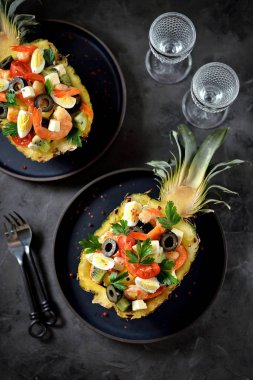Festival salata karides, kivi, zeytin, peynir, bıldırcın yumurtası, ananas plakaları kiraz domates. Noel arka plan.