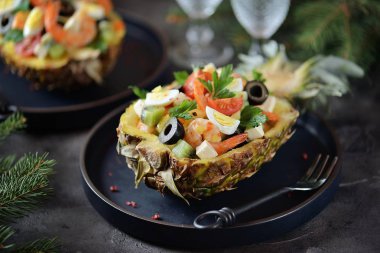 Festival salata karides, kivi, zeytin, peynir, bıldırcın yumurtası, ananas plakaları kiraz domates. Noel arka plan.