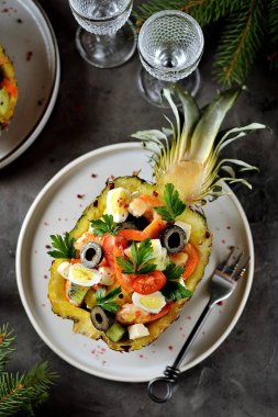 Festival salata karides, kivi, zeytin, peynir, bıldırcın yumurtası, ananas plakaları kiraz domates. Noel arka plan.