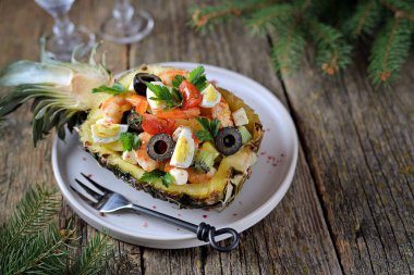 Festival salata karides, kivi, zeytin, peynir, bıldırcın yumurtası, ananas plakaları kiraz domates. Noel arka plan.