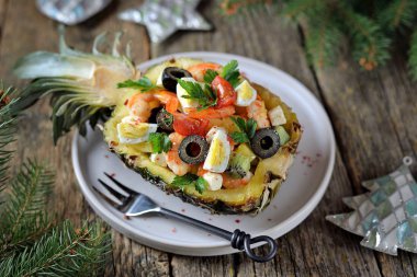 Festival salata karides, kivi, zeytin, peynir, bıldırcın yumurtası, ananas plakaları kiraz domates. Noel arka plan.