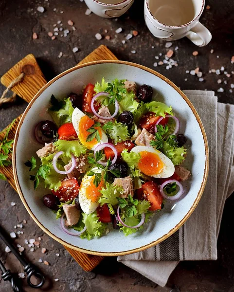 Salată Organică Sănătoasă Salată Ton Conservat Roșii Cherry Măsline Uscate — Fotografie, imagine de stoc