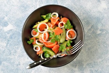 Sağlıklı salata, domates, salatalık, kereviz, soğan, kapari ve maydanoz tuzlanmış somon ile.