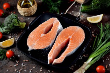 İki çiğ somon biftek ızgara tavası.