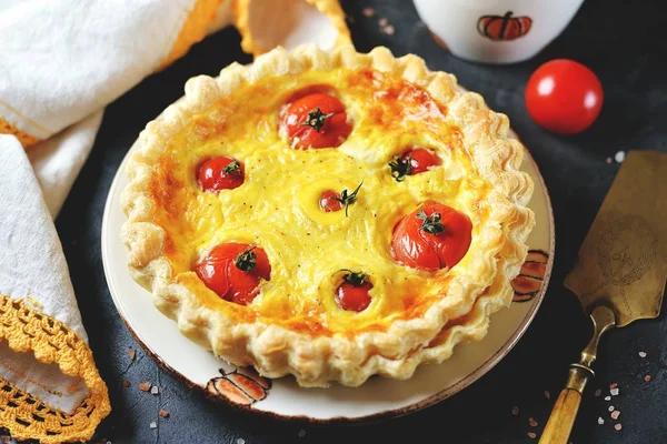 Torta Crostata Con Formaggio Uova Panna Pomodorini Pasta Sfoglia — Foto Stock