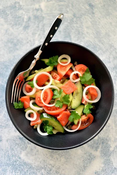 Salada Saudável Tomate Cereja Pepino Aipo Cebola Alcaparras Salsa Com — Fotografia de Stock