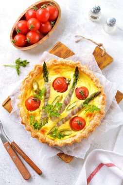 Tart pasta peynir, kuşkonmaz, pastırma ve kiraz domates ile. Üstten Görünüm.