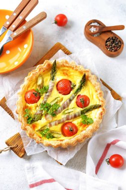 Tart pasta peynir, kuşkonmaz, pastırma ve kiraz domates ile. Üstten Görünüm.