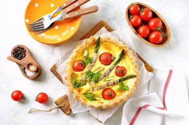 Tart pasta peynir, kuşkonmaz, pastırma ve kiraz domates ile. Üstten Görünüm.