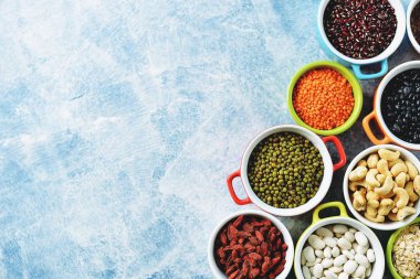 Kırmızı mercimek, bezelye, siyah, beyaz ve kırmızı fasulye, fındık - sağlıklı vejetaryen yemek kavramı. Üstten Görünüm. 