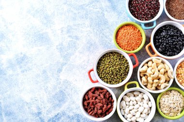 Kırmızı mercimek, bezelye, siyah, beyaz ve kırmızı fasulye, fındık - sağlıklı vejetaryen yemek kavramı. Üstten Görünüm. 