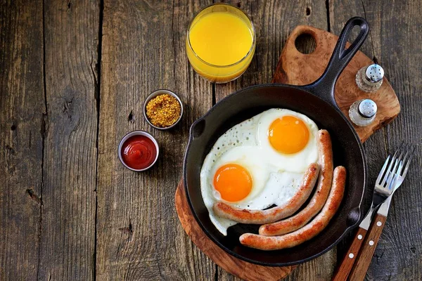 Œufs Frits Fines Saucisses Dans Une Poêle Fonte Petit Déjeuner — Photo