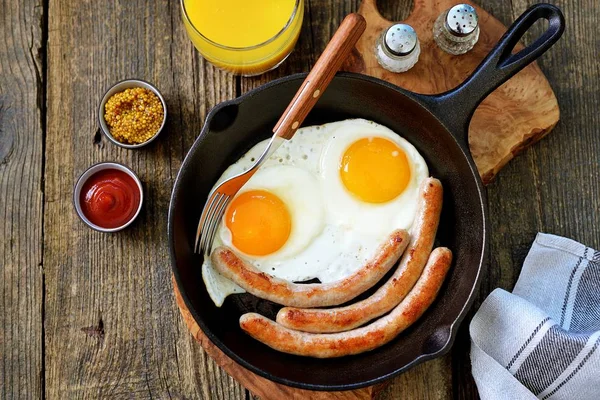 Œufs Frits Fines Saucisses Dans Une Poêle Fonte Petit Déjeuner — Photo