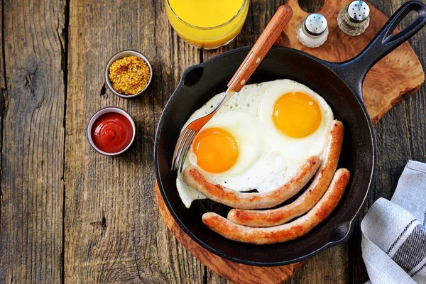 Œufs Frits Fines Saucisses Dans Une Poêle Fonte Petit Déjeuner — Photo