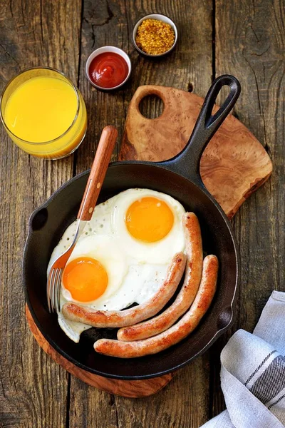 Œufs Frits Fines Saucisses Dans Une Poêle Fonte Petit Déjeuner — Photo