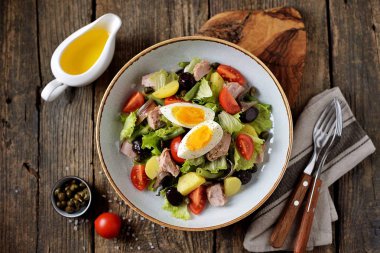 Ton balığı, haşlanmış patates, yumurta, yeşil fasulye, domates, Sele zeytin, marul ve hamsi ile Fransız salatası salata. Üstten Görünüm. 