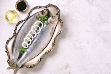 Bir nikel gümüş tepside açık renkli tuzlanmış ringa. Üstten Görünüm. 