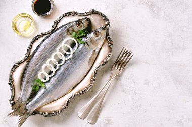 Bir nikel gümüş tepside açık renkli tuzlanmış ringa. Üstten Görünüm. 