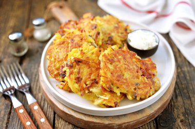 Kızarmış patates gözlemesi mantar ve soğan ahşap arka plan üzerinde.