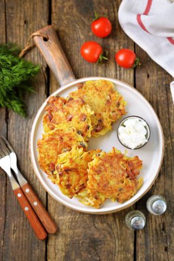 Kızarmış patates gözlemesi mantar ve soğan ahşap arka plan üzerinde.