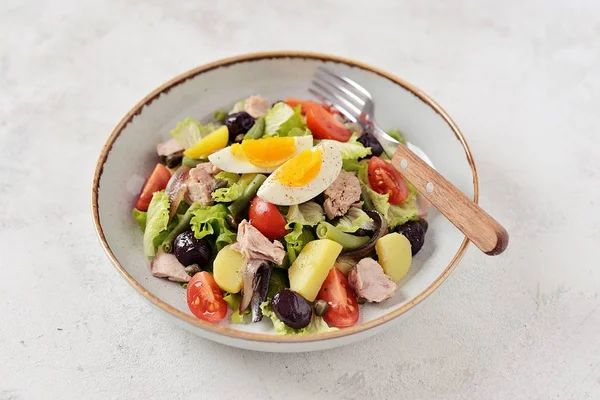 Ensalada Francesa Nicoise Con Atún Patatas Hervidas Huevo Judías Verdes —  Fotos de Stock