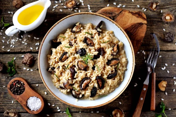 Tradicional Risotto Italiano Con Setas Secas Queso Parmesano Caldo Verduras — Foto de Stock