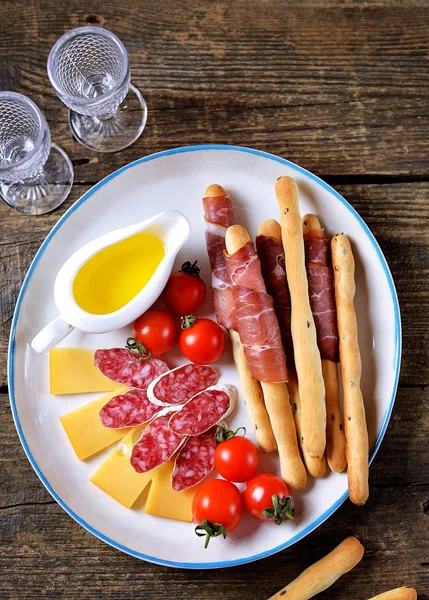 Antipasti Hapjes Worst Huisgemaakte Grissini Met Olijfolie Jamon Kaas Cherrytomaatjes — Stockfoto