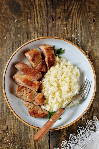 Gegrilltes Schweinefleisch Mit Gekochtem Reis Auf Dem Alten Holzboden — Stockfoto