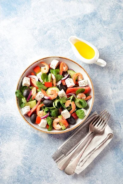 Classic Greek Salad Shrimps Tomatoes Cucumbers Red Pepper Onion Olives — Stock Photo, Image