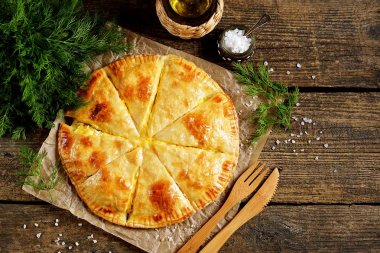 Eski ahşap bir arka plan üzerinde Puf böreği cheesecake. Rusti gıda.