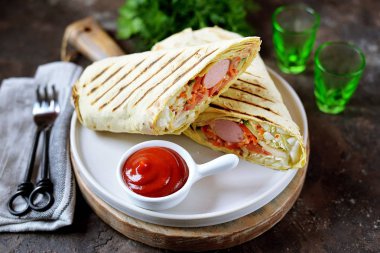 Çin lahanası, havuç, salatalık, domates, sosis, beyaz ve domates soslu pide rulo.