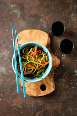 Havuç, beyaz balzamik sirke, zeytinyağı ve baharatlar ile Marine yabani sarımsak ramson. Üstte görüntü.