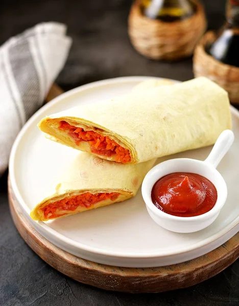 Rolo Pão Pita Com Cenouras Pepino Tomates Linguiça Branco Molho — Fotografia de Stock