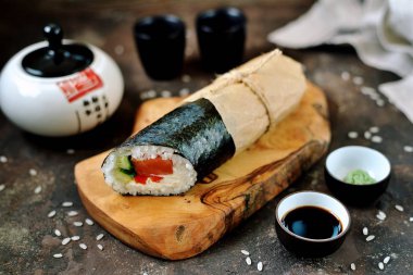 Somon, salatalık, tatlı biber ve krem peynir ile Sushi Burrito