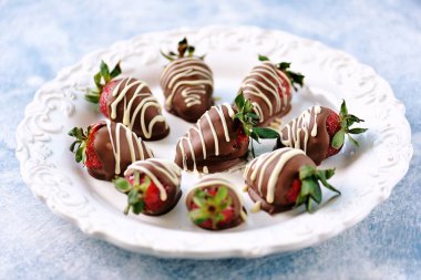 Süt ve beyaz çikolata lezzetli taze çilek.