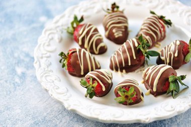 Süt ve beyaz çikolata lezzetli taze çilek.