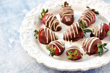 Süt ve beyaz çikolata lezzetli taze çilek.