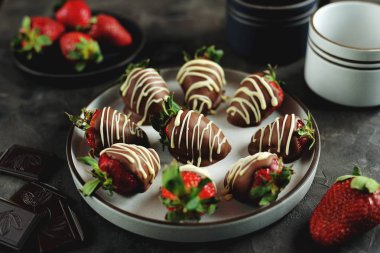 Süt ve beyaz çikolata lezzetli taze çilek.