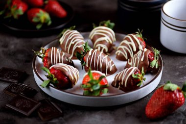 Süt ve beyaz çikolata lezzetli taze çilek.