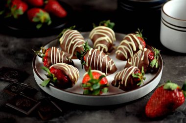 Süt ve beyaz çikolata lezzetli taze çilek.