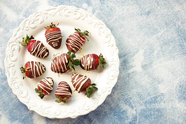 Deliciosas Fresas Frescas Leche Chocolate Blanco — Foto de Stock