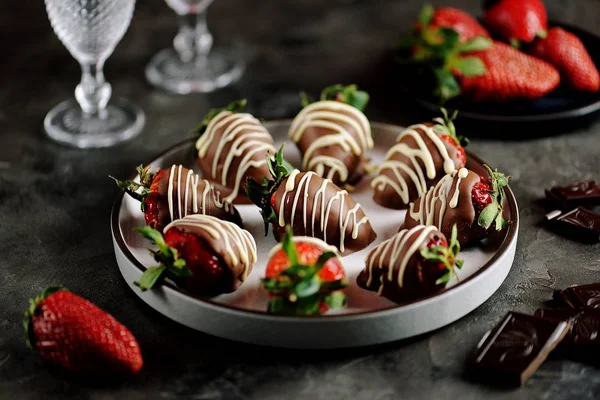 Heerlijke Verse Aardbeien Melk Witte Chocolade — Stockfoto