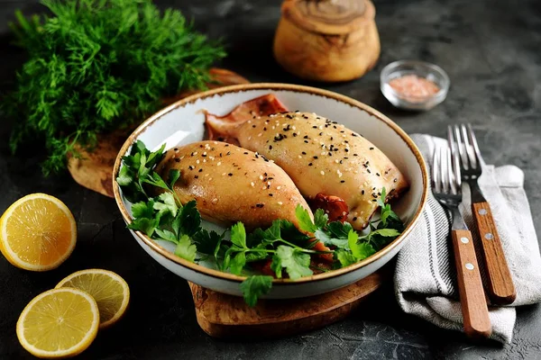 오븐에서 버섯을 곁들인 신선한 오징어 — 스톡 사진